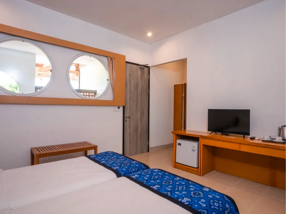Hotel room with twin beds and a desk
