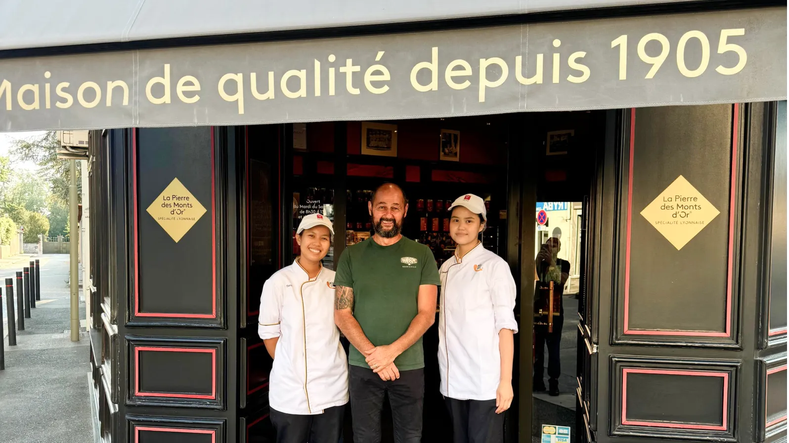 Siswa magang bersama chef di depan restoran